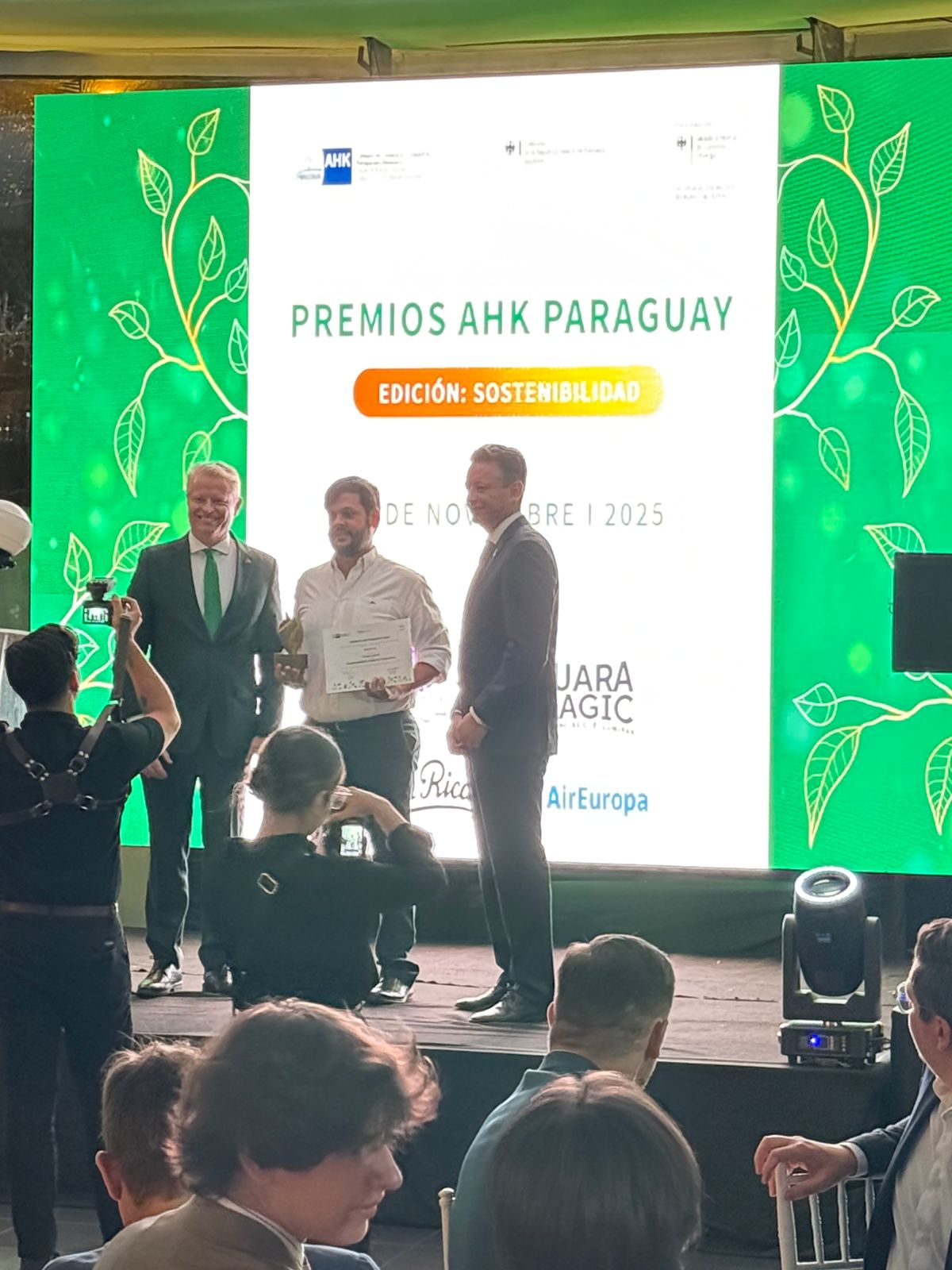 HidroBio receiving Premios AHK Paraguay sustainability award — 1st Place, November 2025