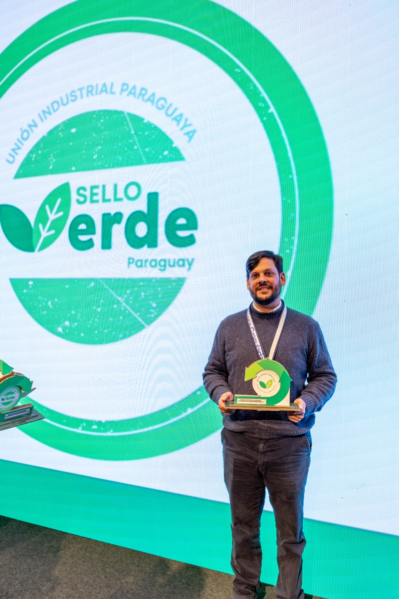 Maximiliano Samaniego receiving Sello Verde sustainability certification from Union Industrial Paraguaya